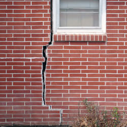 A foundation with a large crack that's wider at the top than on the bottom in Mason City